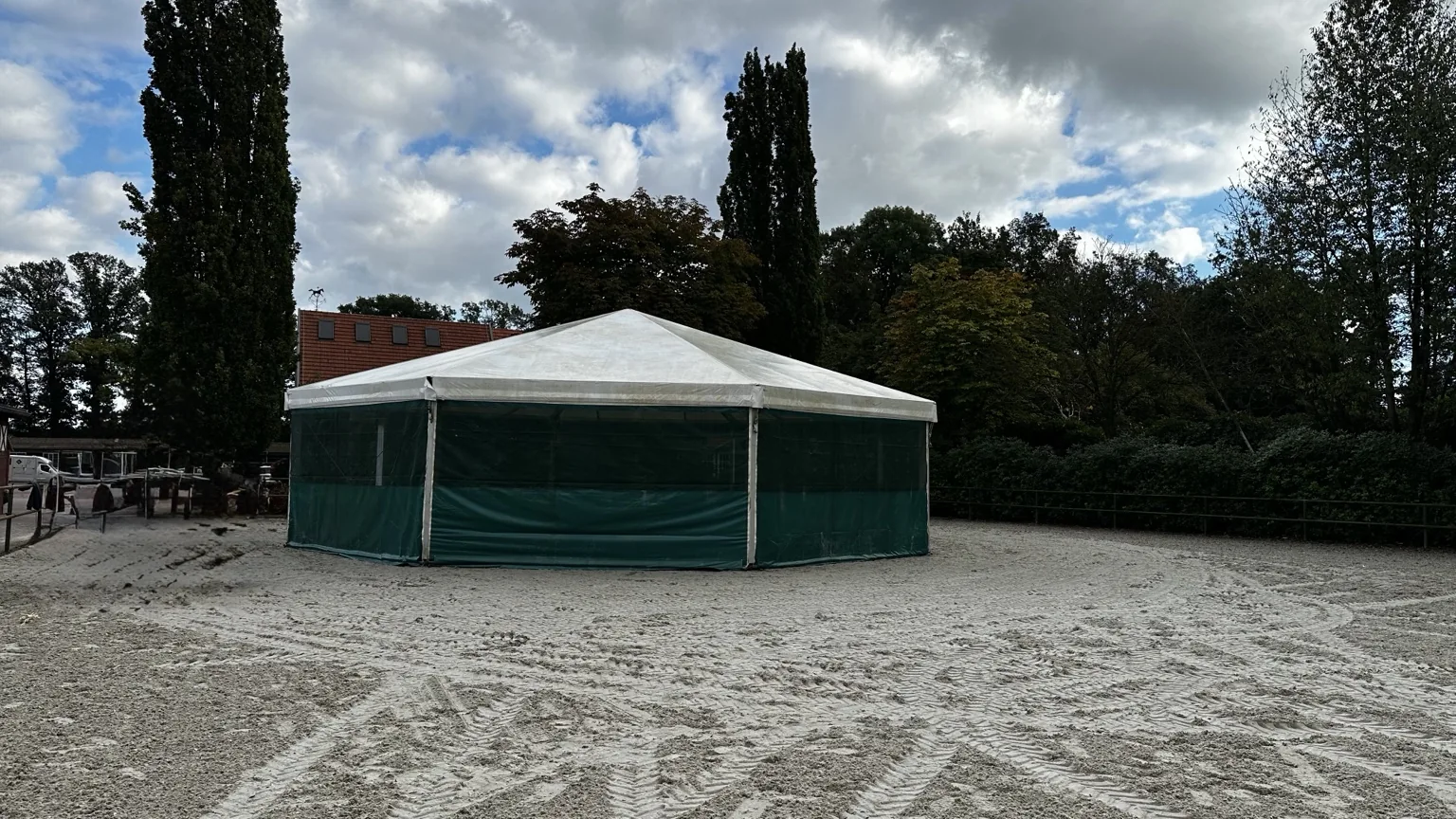 Temporäres Rundzelt auf einem Reitplatz