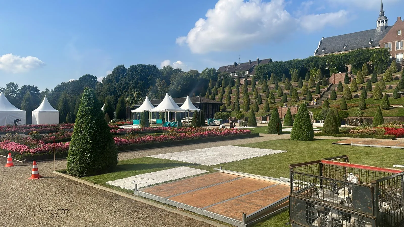 Temporäre Eventstrukturen in einer Gartenanlage