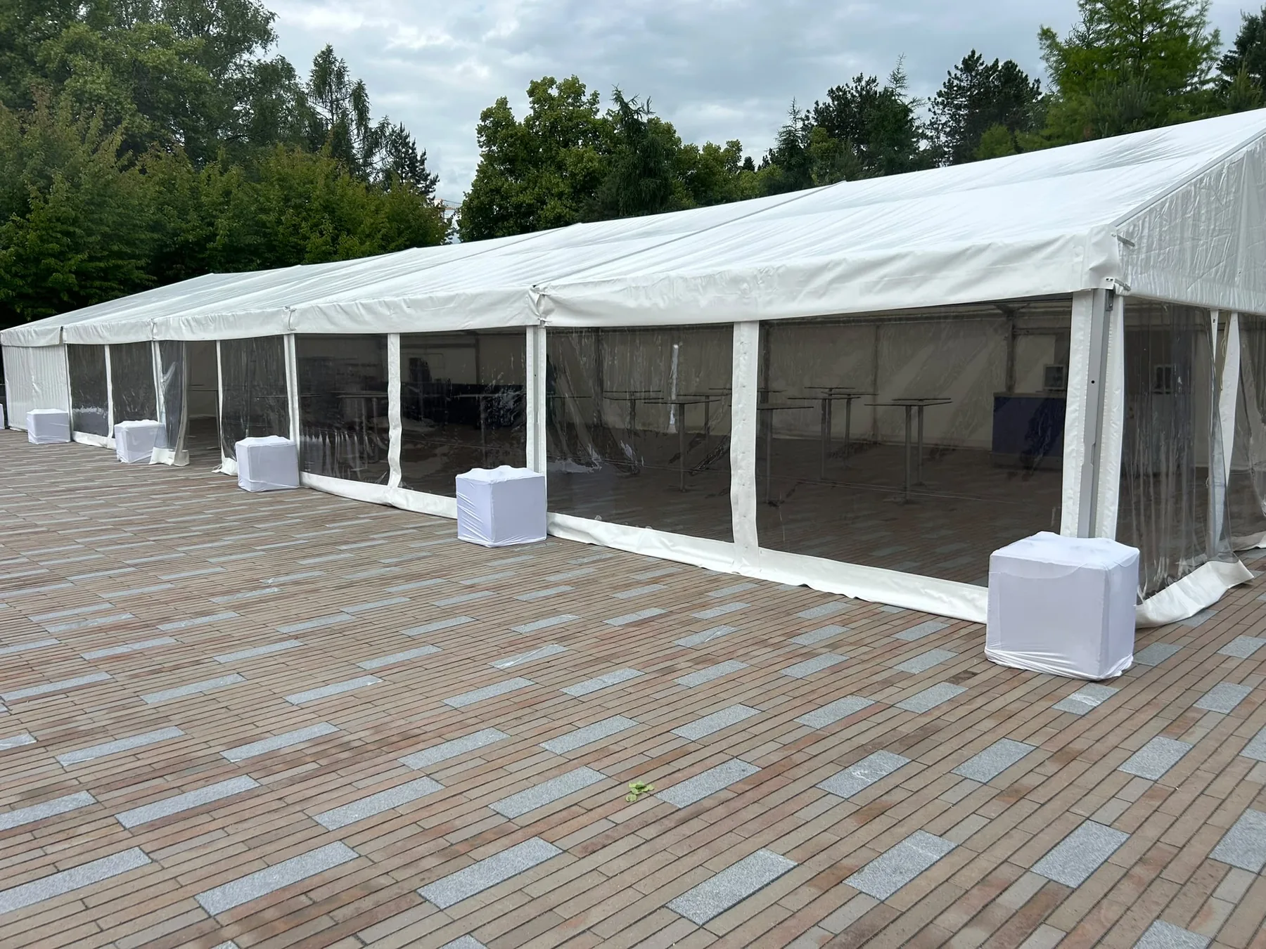 Großzelt mit transparenten Seiten während der Installation